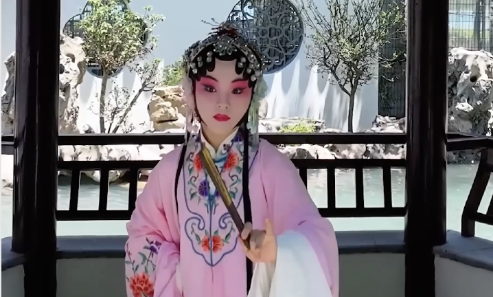 “好雨知时节，当春乃发生。”今日雨水，万物复苏，那涌动的春意，藏在非遗昆曲之中