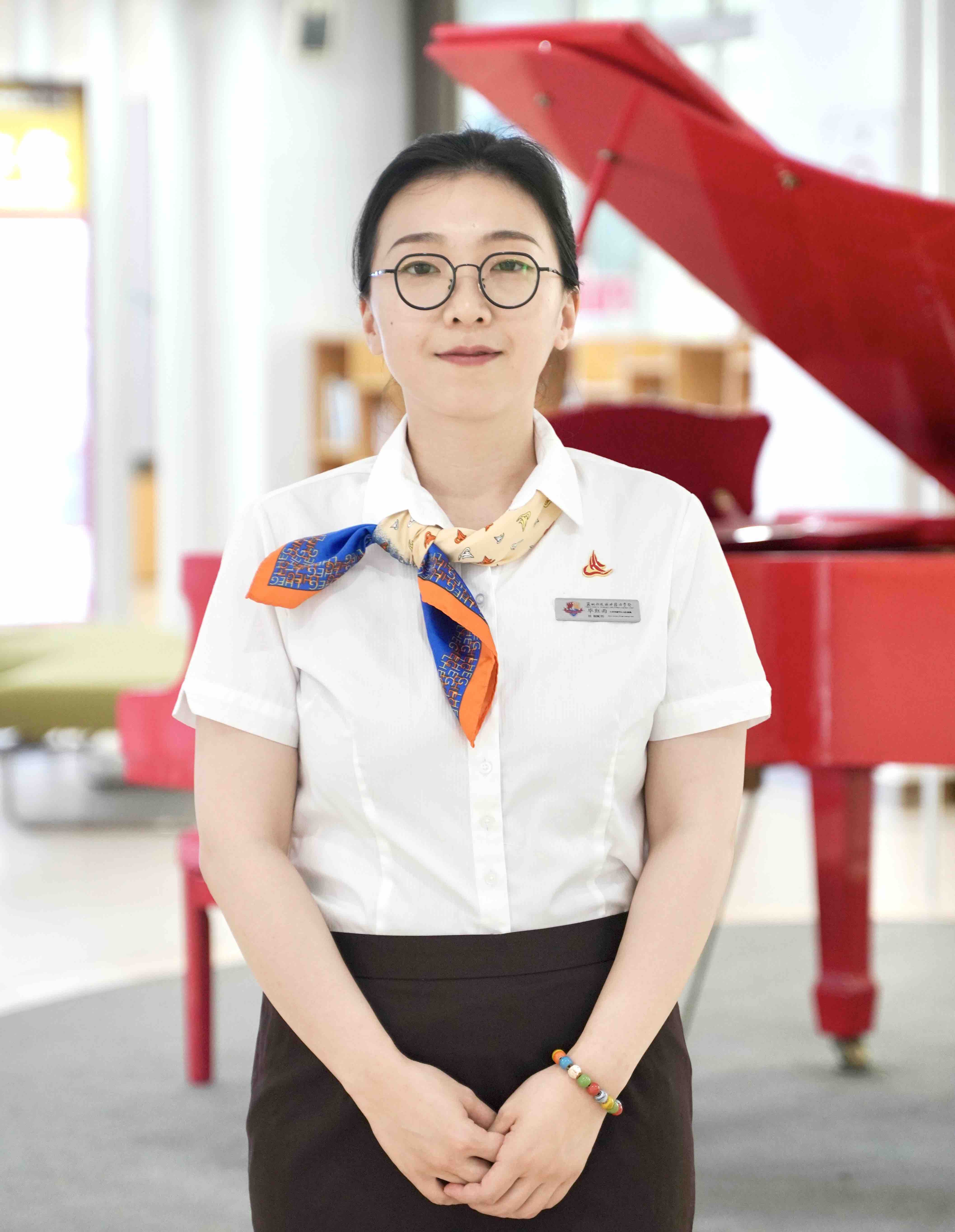 毕红雨 小学外语中心主任助理